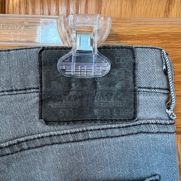 Men’s Levi Jeans - Picture 2 of 3